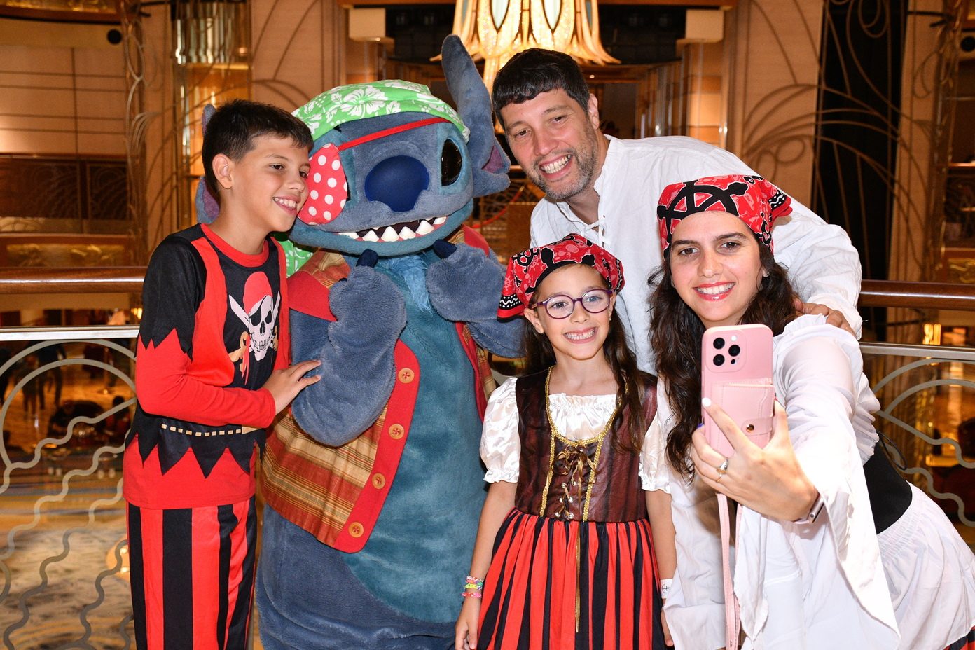 Encuentro con Stitch en la noche pirata del Disney Dream.jpeg 760.14 KB